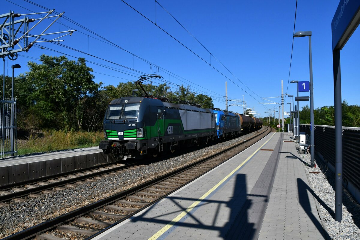 ELL Vectron 193 205 und die abgebügelte 193 813 (Railpool/Retrack) mit einem Kesselzug am 20.09.2023 in Lanzendorf-Rannersdorf Richtung Ungarn.