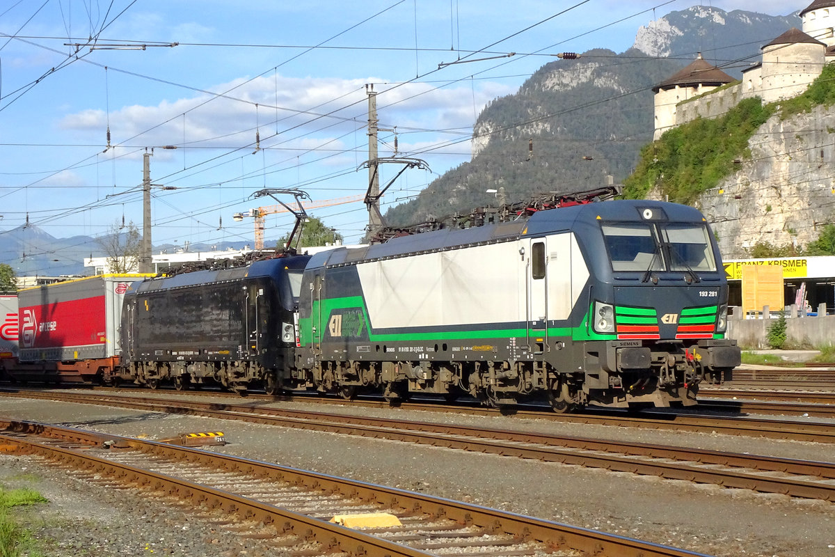 ELL Vectron 193 281 und MRCE 193 672 fahren aus Kufstein mit einem Zug des kombinierten Ladungsverkehrs nach Brennero ab.
Kufstein, A, 19. Sept. 2019.