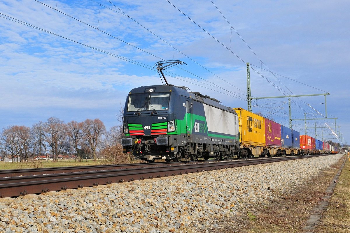 ELL-Vectron 193 720 mit einem Taschenwagenzug am 24.02.19 bei Übersee am Chiemsee.