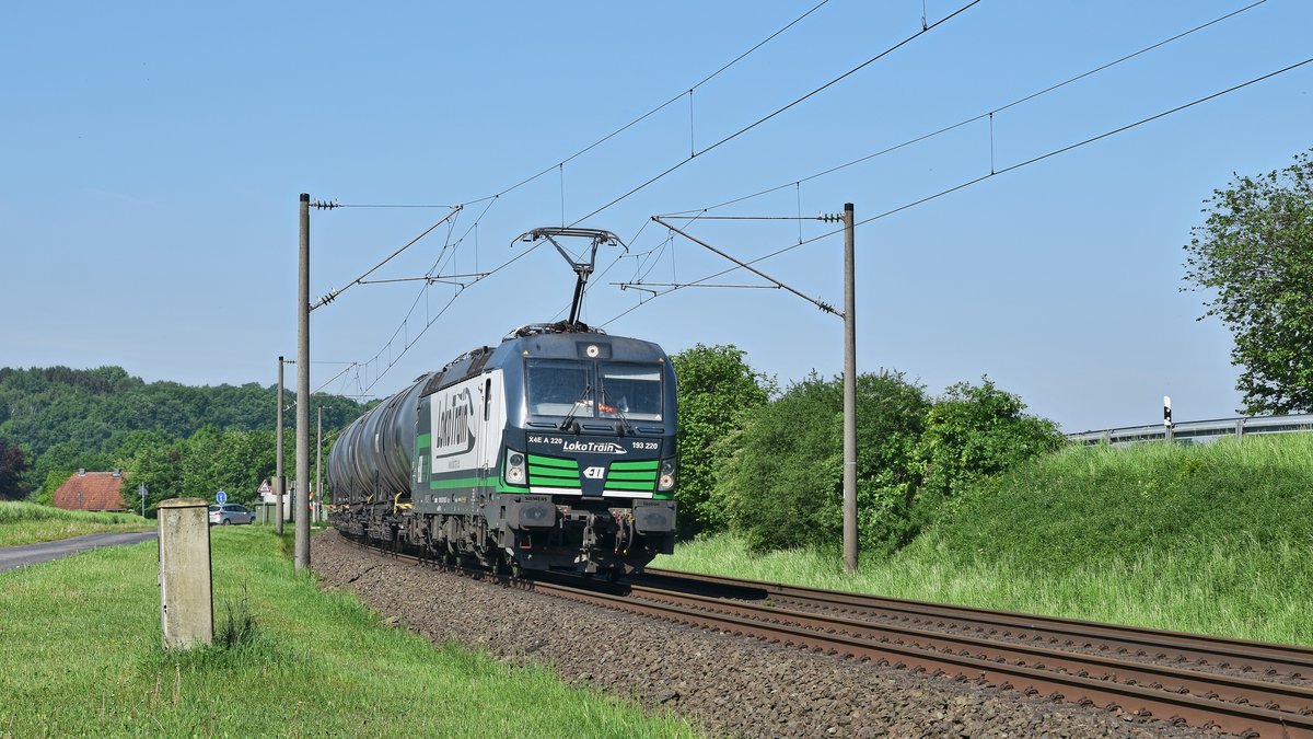 ELL X4E A 220 (193 220), vermietet an LokoTrain/RegioJet, mit Kesselwagenzug in Richtung Osnabrück (Laggenbeck, 14.05.18).
