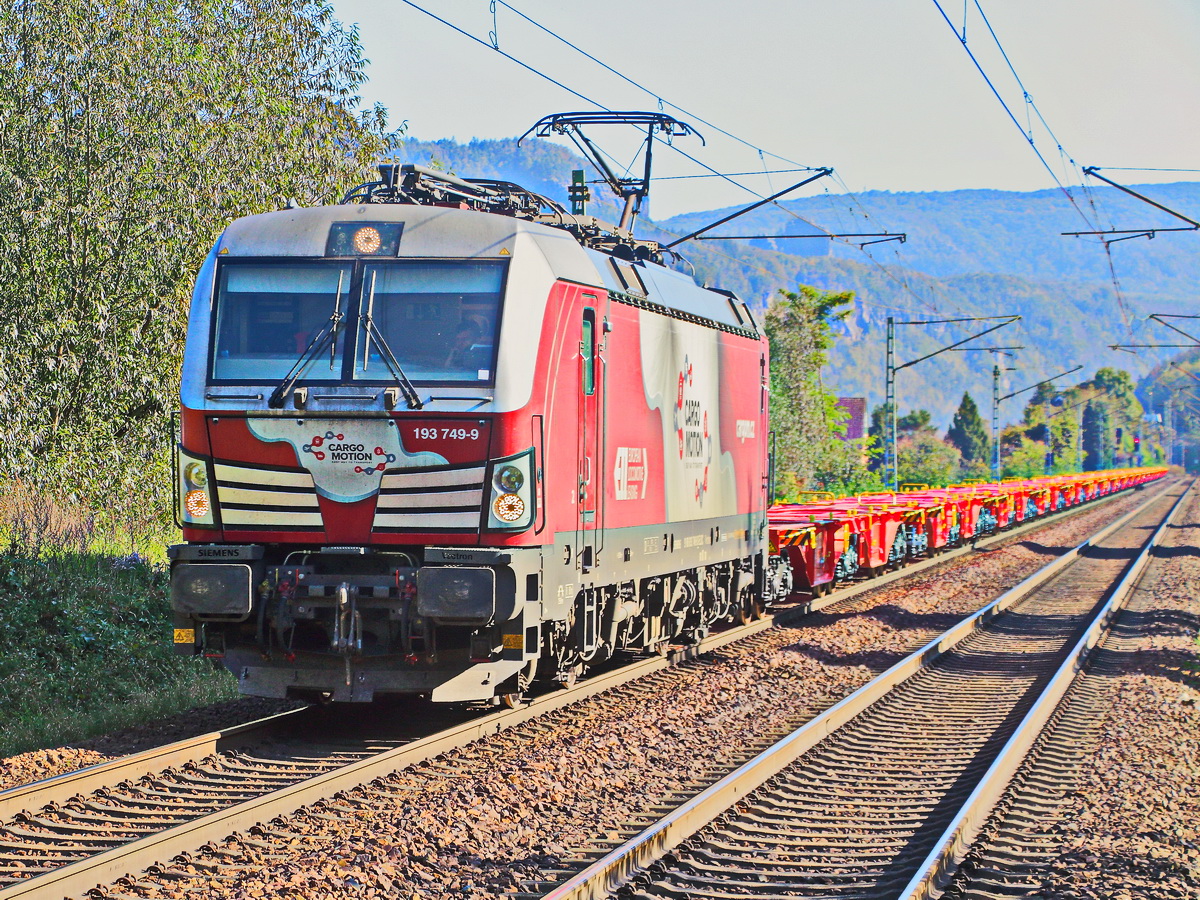 ELLCargo Motion Vectron 193 749 mit einem Zug neu gefertigter Waggons am 09. Oktober 2021 in Richtung Bad Schandau.
