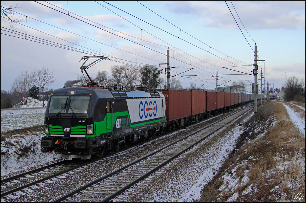 ELL/ECCO 193.212 fuhr am 30.12.14 auf der Ostbahn bei Himberg mit Containerzug Ri. Hegyeshalom.