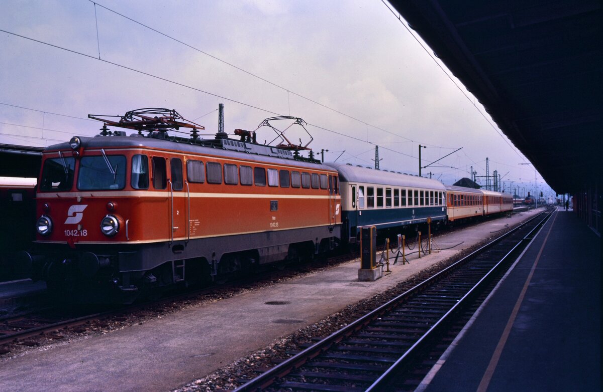 Ellok 1042.18 der ÖBB im Bahnhof von Villach, 08.08.1984. 
