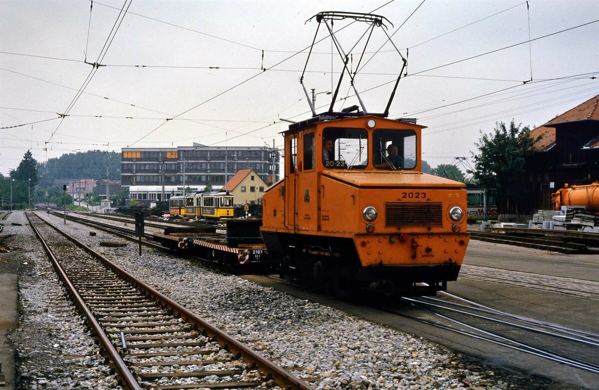 Ellok 2023 mit den Wagen 2161 und 2162 auf dem Areal des Möhringer Bahnhofs, 26.07.1984.