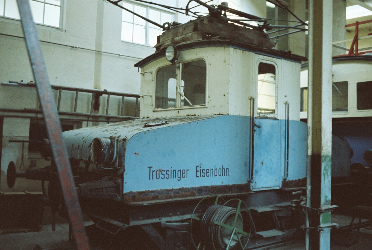 Ellok EL4 der Trossinger Eisenbahn war 1983 noch unrestauriert, und sie war im Bw der Nebenbahn nur noch  abgestellt. 2023 soll sie als restaurierte Lok die älteste fahrfähige deutsche Ellok sein. Sie wurde 1902 gebaut.
Datum: 01.09.1983