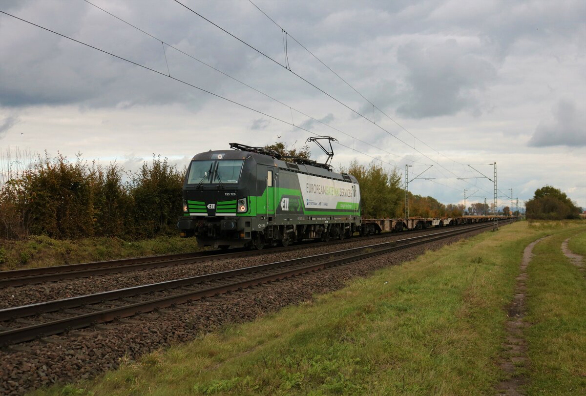 ELL/RTB Cargo Siemens Vectron 193 726-7 mit leeren Containerzug in Altheim bei Dieburg am 23.10.21