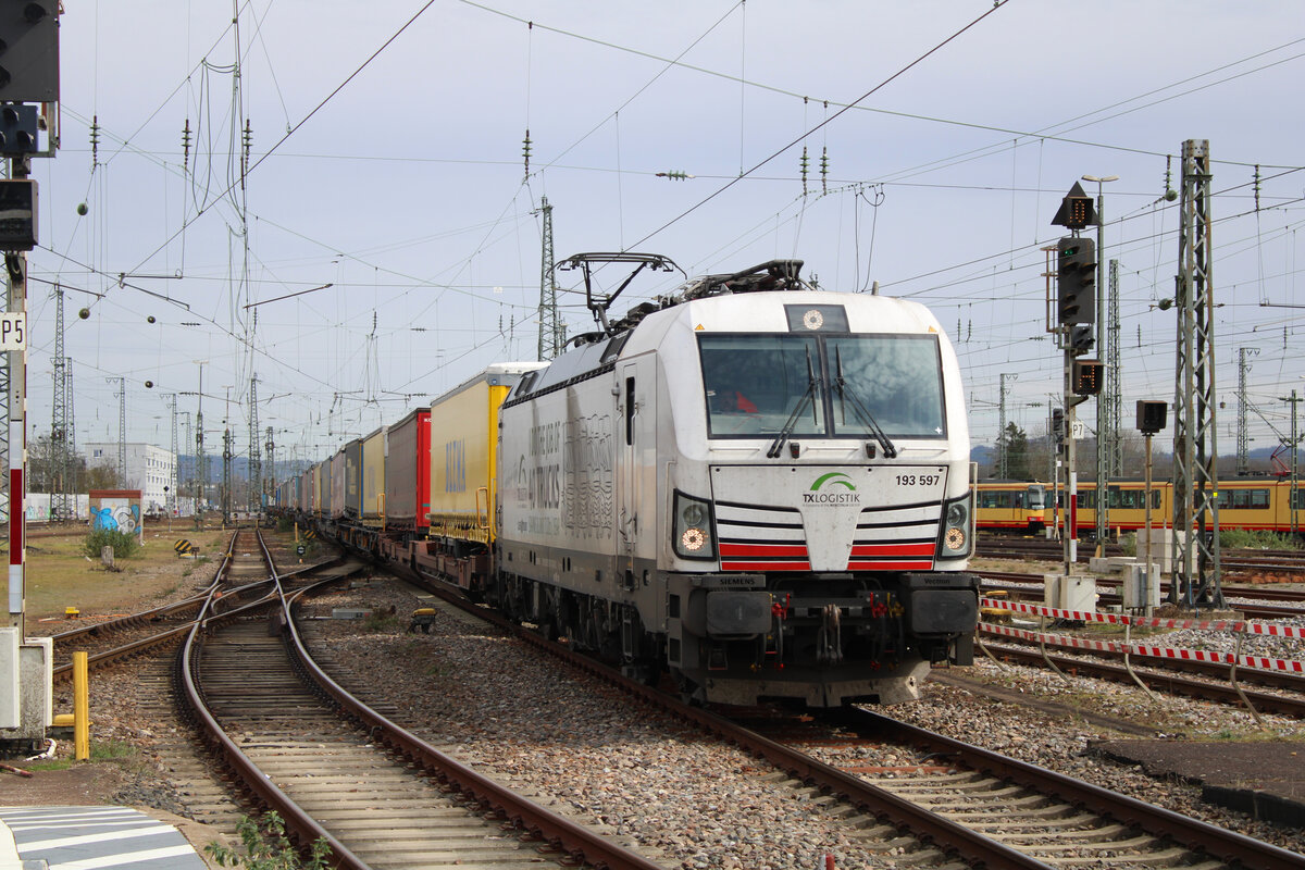 ELL/TXL 193 597 rollt mit einem KV-Zug durch Karlsruhe Hbf. (21.03.2023)