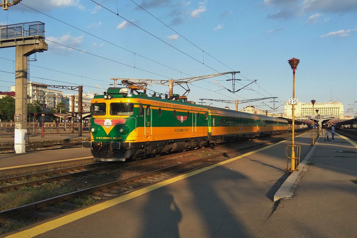 E_Lok 91-53-0-430-069-1 verläßt am Abend des 29.05.20117 den Bukarester Nordbahnhof  mit IR-Garnitur nach Arad.