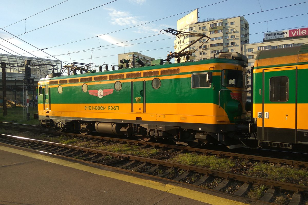 E_Lok 91-53-0-430-069-1 verläßt am Abend des 29.05.20117 den Bukarester Nordbahnhof  mit IR-Garnitur nach Arad.