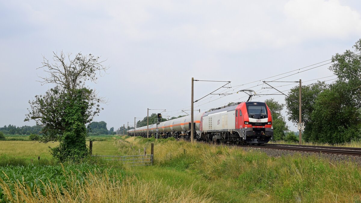 ELP 159 217, vermietet an MEG, mit Kesselwagenzug in Richtung Osnabrück, Umleiter (Hüde, 29.06.2021).