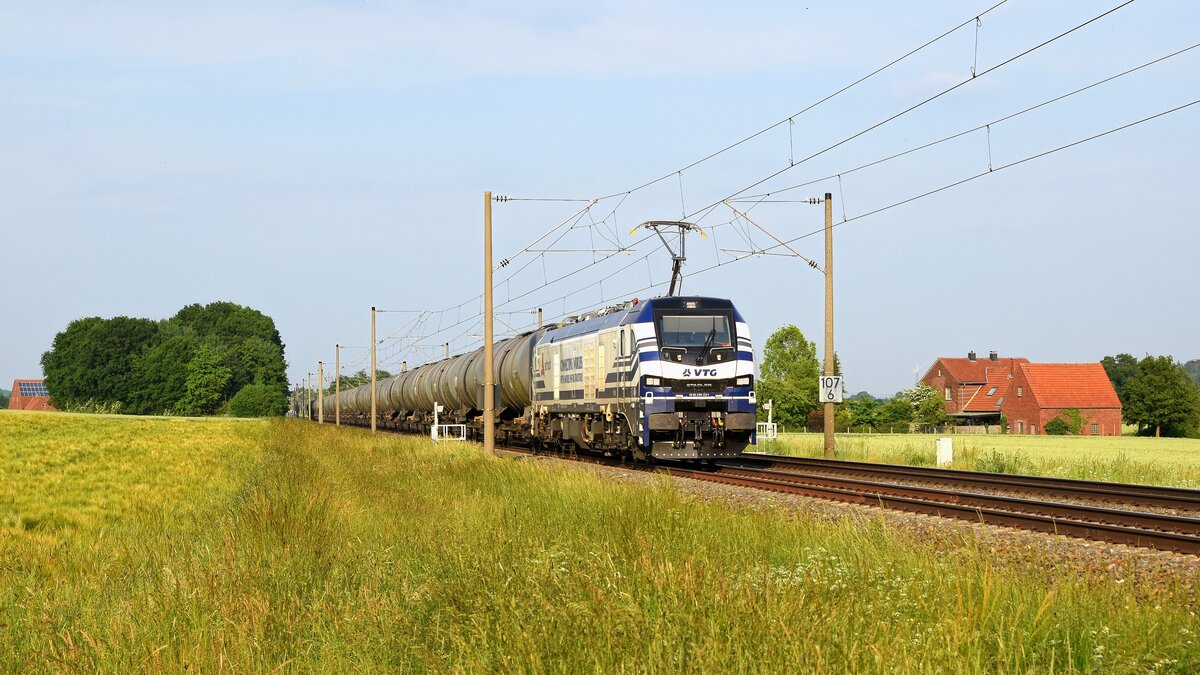 ELP 159 221  CONNECTING WORLDS WITH MOBILE INFRASTUCTURE , vermietet an VTG/Retrack, mit Kesselwagenzug in Richtung Osnabrück (bei Melle, 16.06.2021).