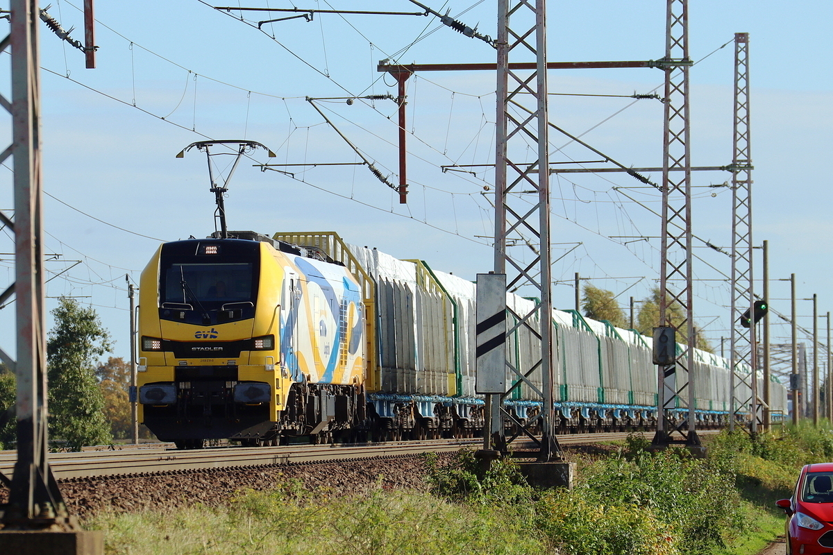 ELP 159 231-0 in Diensten von EVB kommt mit einem Holzzug am Fotopunkt in Dedensen-G�mmer vorbei 22.10.2026