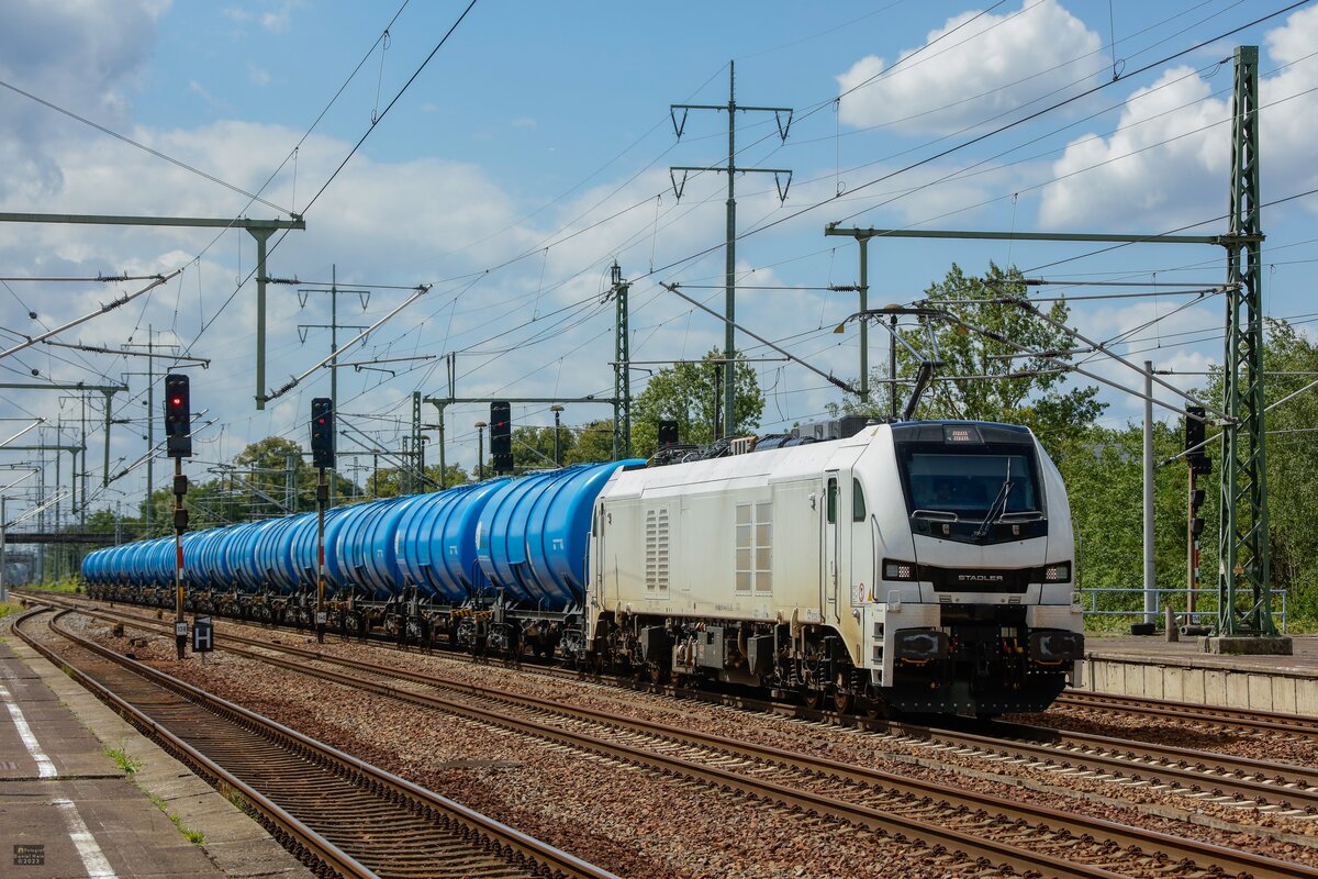 ELP 159 445-6 mit Kesselzug in Berlin Sch�nefeld Flughafen, August 2023.