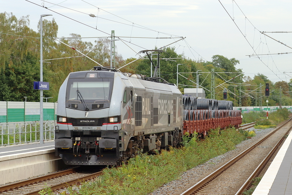 ELP 2019 304-5 in Diensten von RFO kommt mit einem kurzen G�terzug durch Herten-Westerholt gefahren 26.9.2026