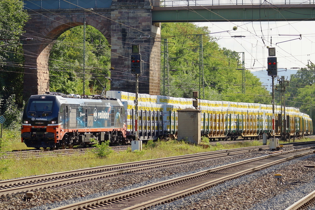ELP 2019 333-4 in Diensten von Raildox f�hrt mit einem Schnittholz Zug durch Eichenberg 20.8.2026