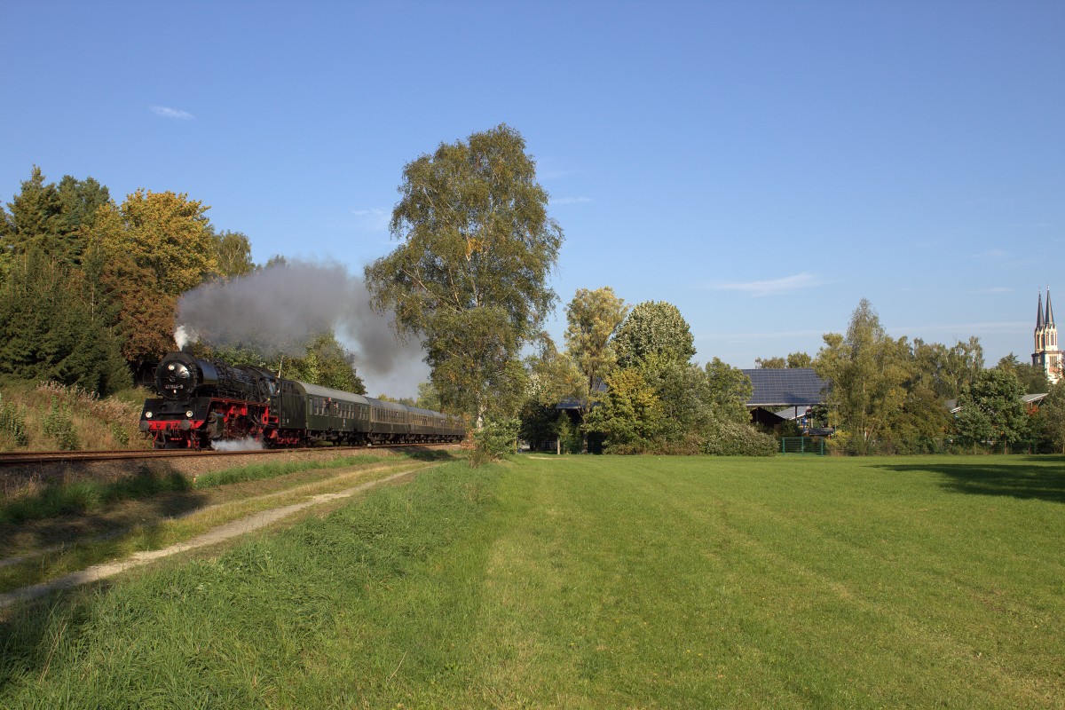 Elstertalexpress mit der 41 1144-9 kurz nach der Ausfahrt Oelsnitz/Vogtl. am 03.10.2015 