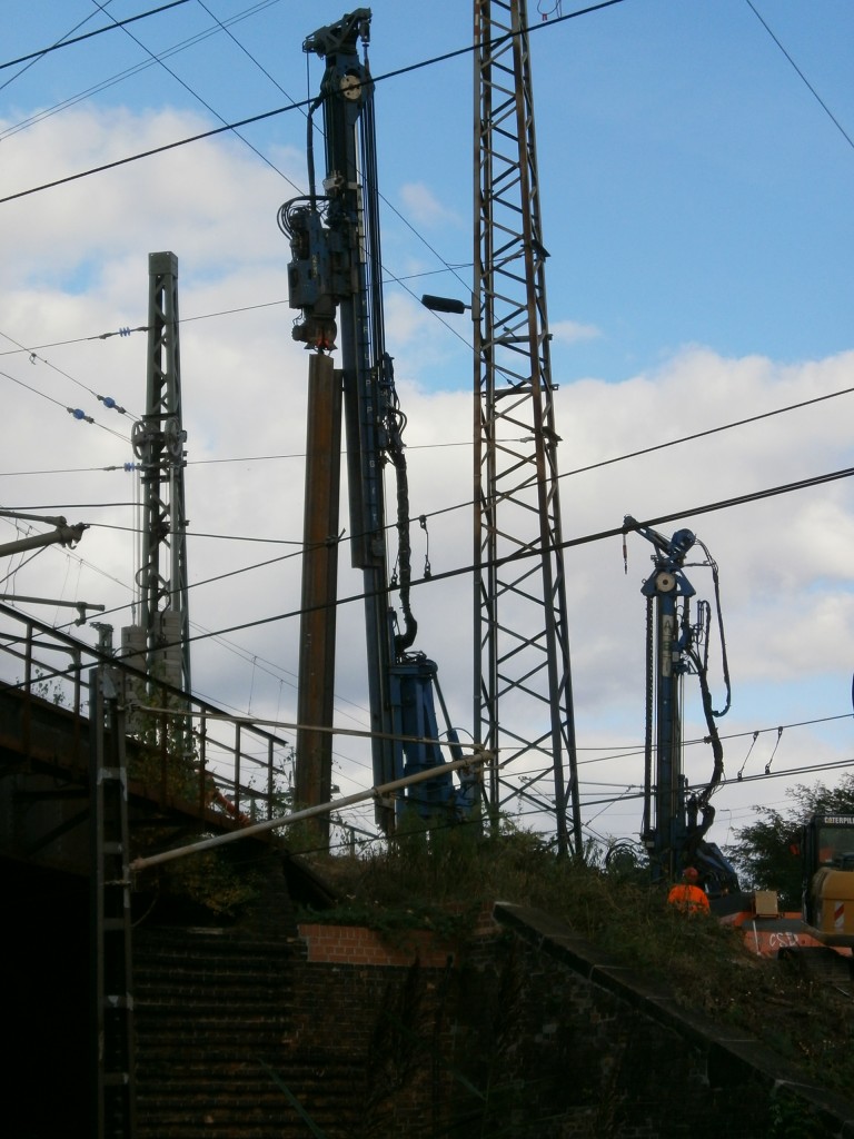 Elsterwerda-Biehla; 28.09.2013.
Das Kreuzungsbauwerk wird komplett erneuert. Erste Spundwände werden gesetzt.