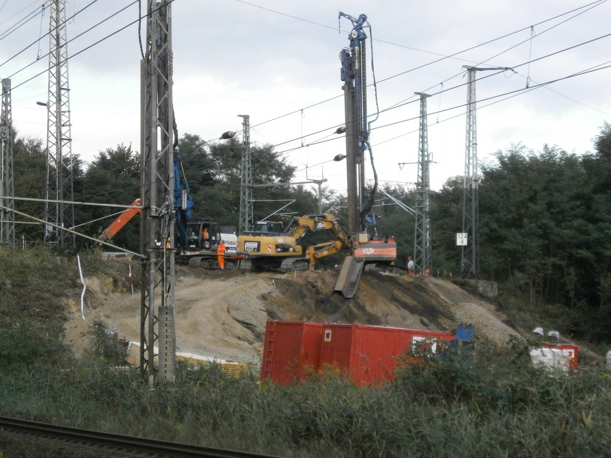 Elsterwerda-Biehla, 28.09.2013.
Schweres Gerät kommt zum Einsatz. Spundwände werden gesetzt.