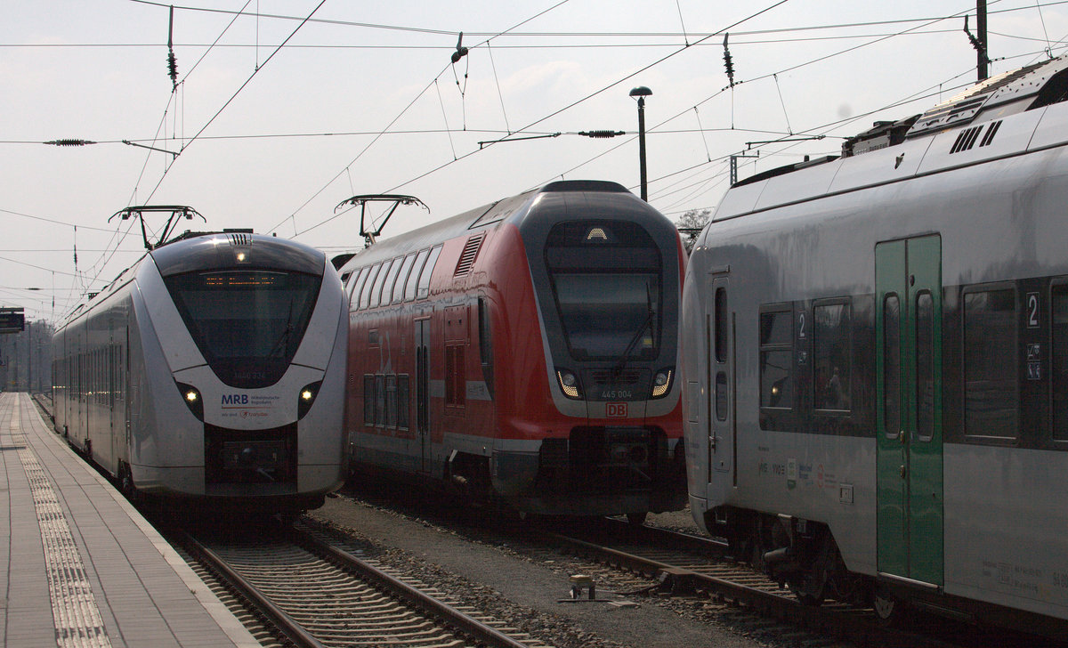 Elsterwerda ist ein wichtiger Verknüpfungspunkt im ÖPNV.
Neben einem abgestellten Twindex  und  dem abgestellten TW 1440 330 der MRB läuft gerade ein weiterer TW der Baureihe 1440 der MRB aus Chemnitz kommend in Elsterwerda ein. 07.04.2019 13:31 Uhr.