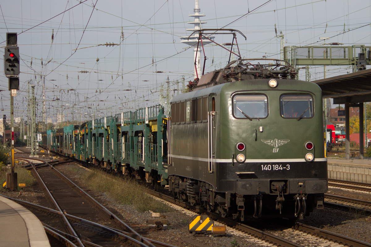 ELV 140 184-3 durchfahrt Bremen Hbf mit einem leeren Autotransportzug. 17.10.2018