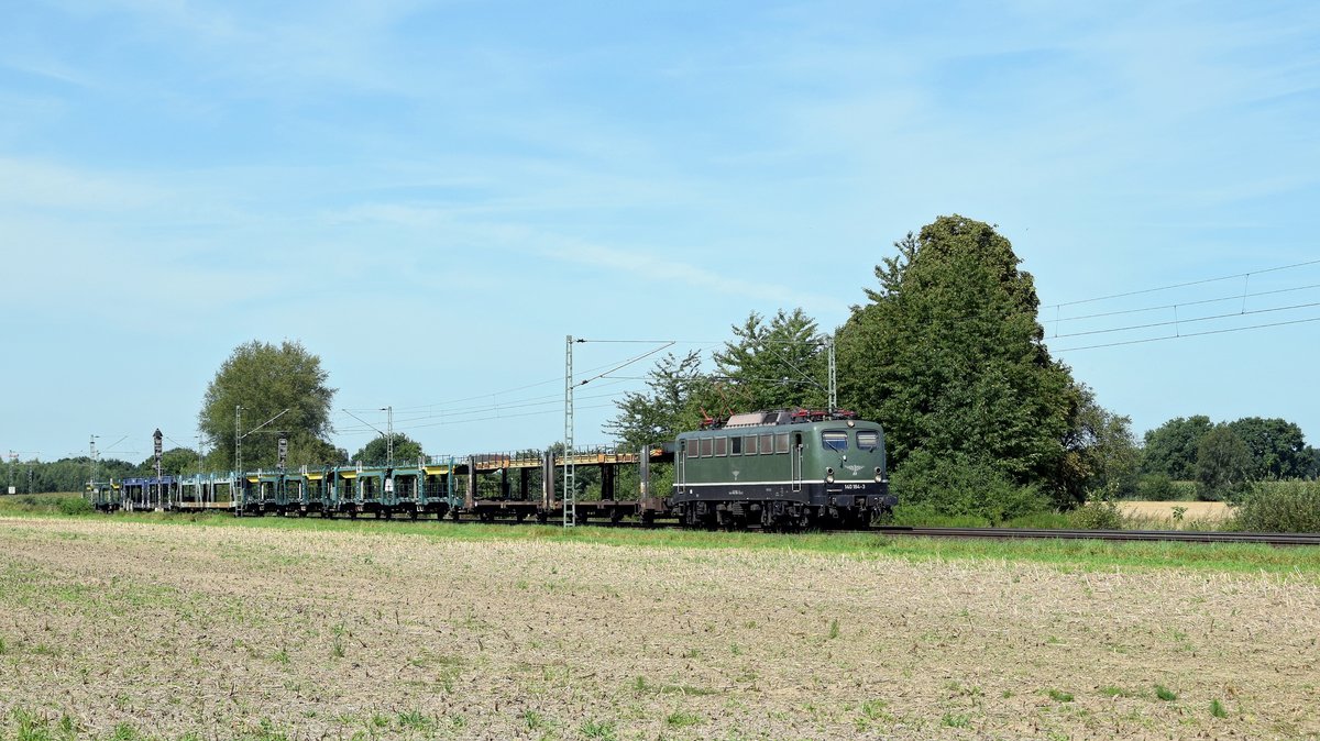 ELV 140 184 fährt mit einem kurzen, leeren Autotransportzug am 23.08.17 durch Bremen-Mahndorf in Richtung Hannover.