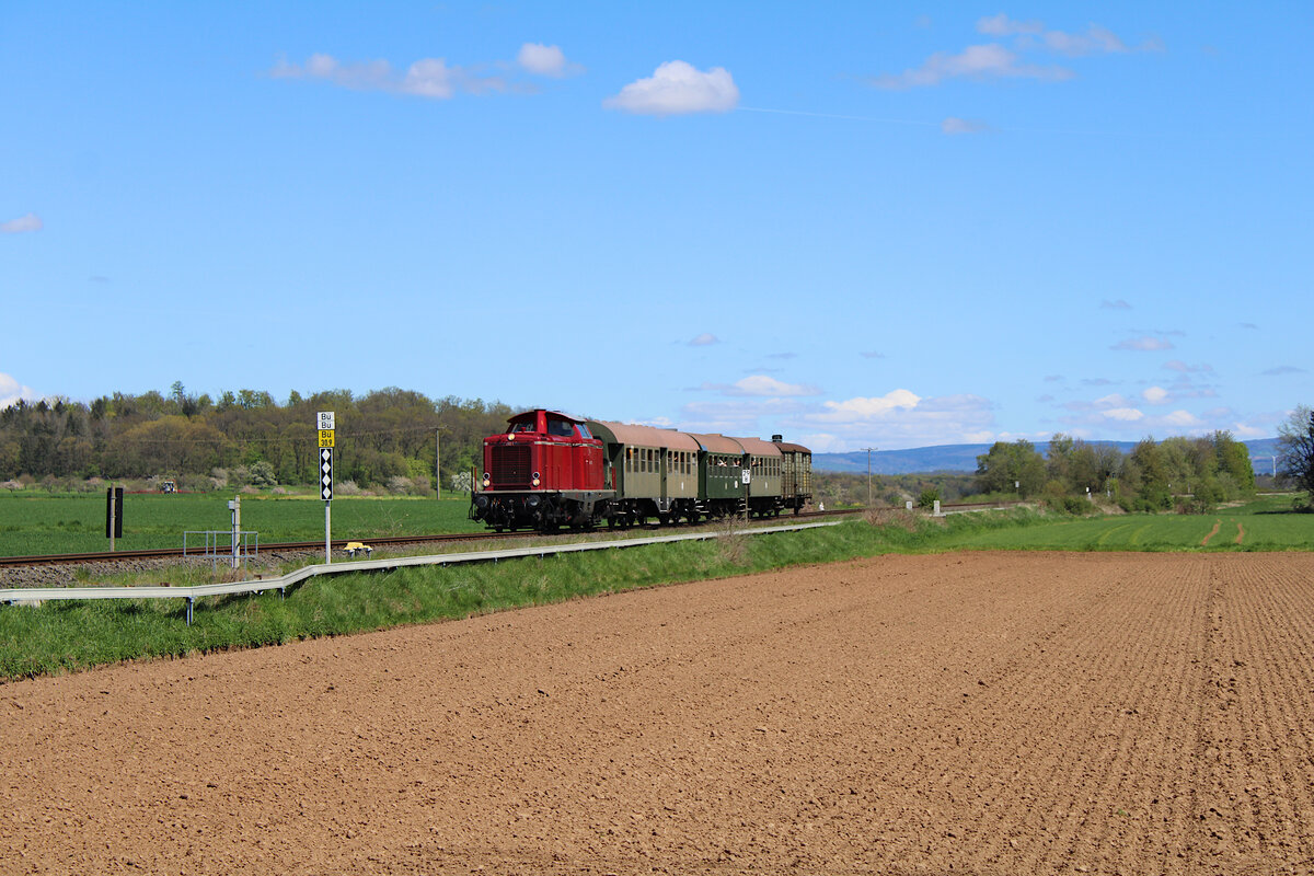 ELV 211 019-5 (V100 1019) erreicht mit ihrem Sonderzug vom Bahnhofsfest in Stockheim den Bahnhof Ober-Widdersheim. (30.04.2023)