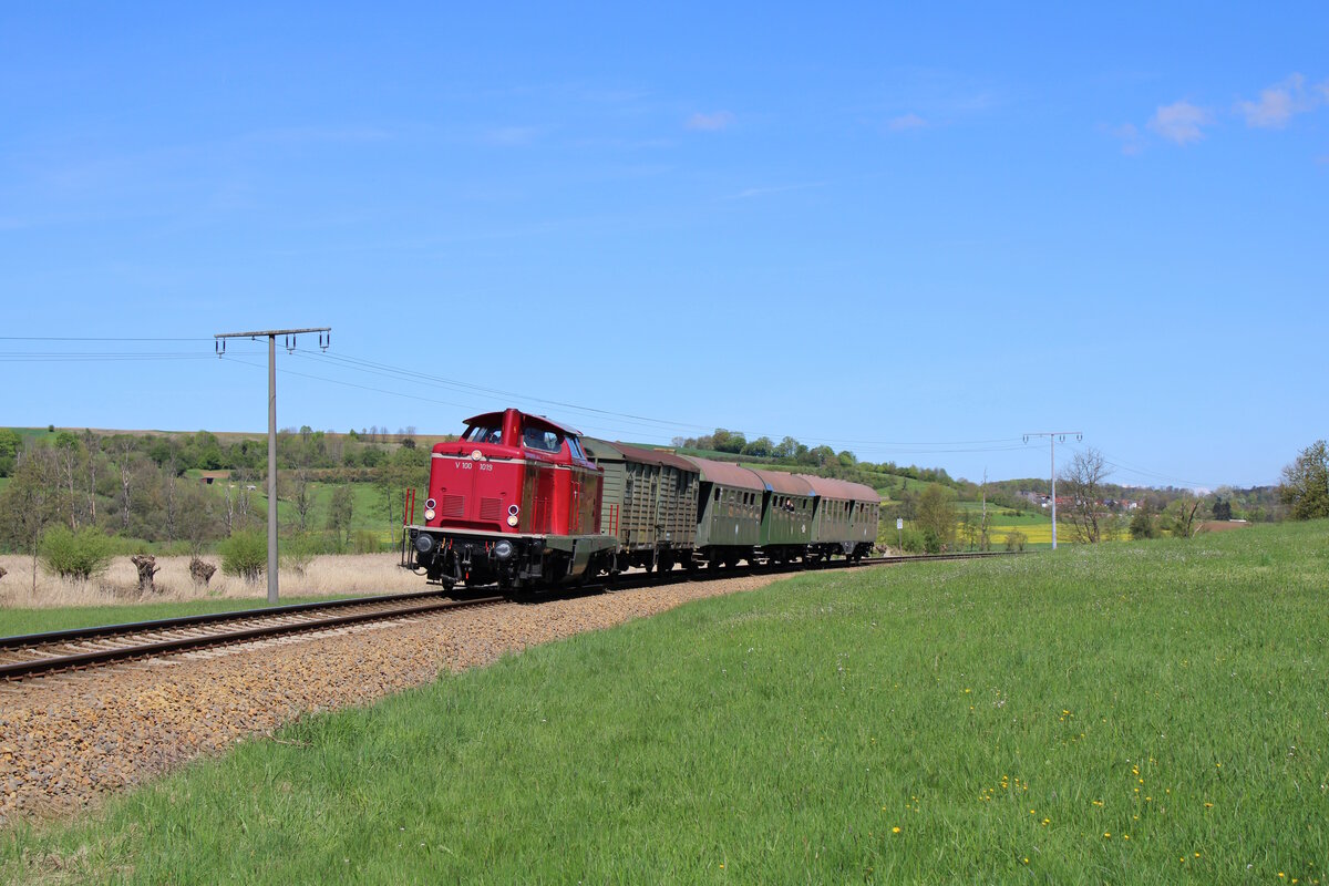 ELV 211 019-5 (V100 1019) fährt mit ihrem Sonderzug aus Hanau zum Bahnhofsfest nach Stockheim, hier im üblen Ried bei Ranstadt. (30.04.2023)