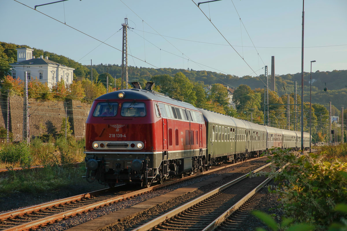 ELV 218 139-4 mit Sonderzug (DPE 62144 Köln Hbf- Vienenburg) in Wuppertal Steinbeck, am 20.09.2019.
