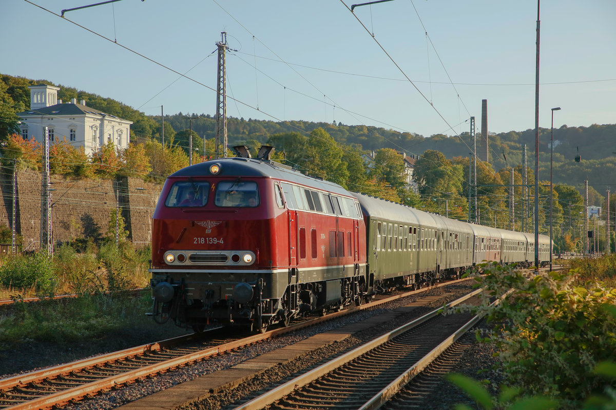 ELV 218 139-4 mit Sonderzug (DPE 62144 Köln Hbf- Vienenburg) in Wuppertal Steinbeck, am 20.09.2019.
