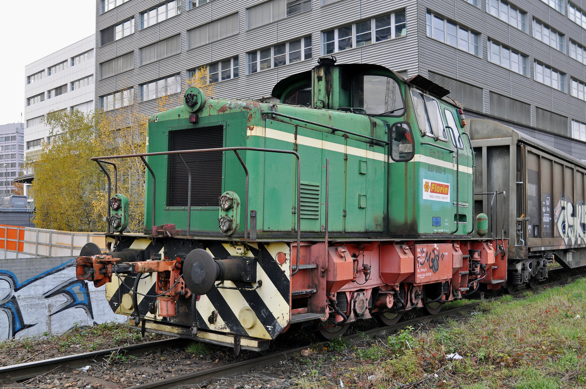 Em 3/3 837 802-8 steht auf einem Nebengleis beim Bahnhof Muttenz. Die Aufnahme stammt vom 13.11.2016.