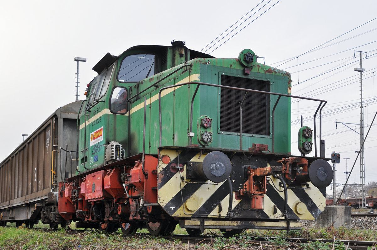 Em 3/3 837 802-8 steht auf einem Nebengleis beim Bahnhof Muttenz. Die Aufnahme stammt vom 13.11.2016. 