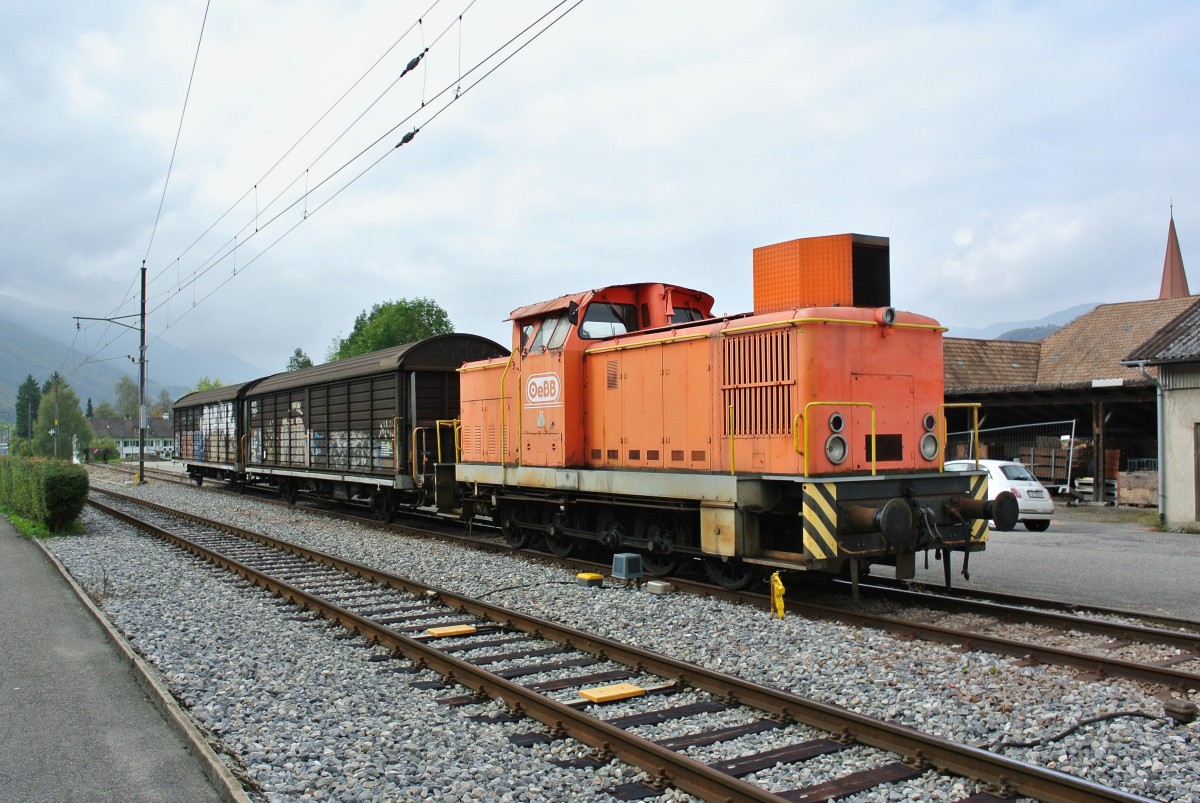 Em 4/4 Nr. 22 mit den Hbis 21 85 2251 429-6 und 134-2 beim Güterauslad in Balsthal, 03.10.2014.