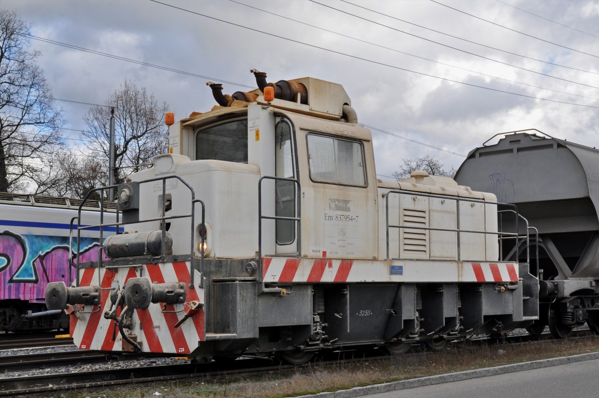 Em 83 7954-7 rangiert beim Bahnhof Kaiseraugst. Die Aufnahme stammt vom 18.11.2015.