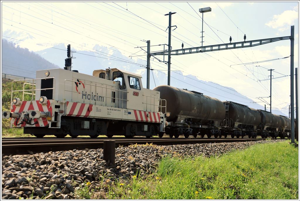 EM 98 85 5847 011-4 der Holcim Werke Untervaz im Übergabebahnhof zur SBB. (12.04.2016)