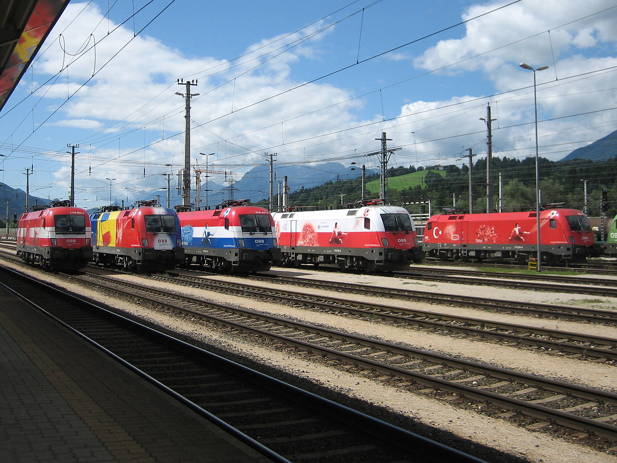 EM Lok Parade beim Bahnhofsfest in Wörgl Hbf. Von links nach rechts: ÖBB 1116 005-8  EM Österreich , 1116 056-1  EM Rumänien , 1116 041-3  EM Niederlande , 1116 087-6  EM Polen  & 1116 031-4  EM Türkei. Aufgenommen am 24.08.2008