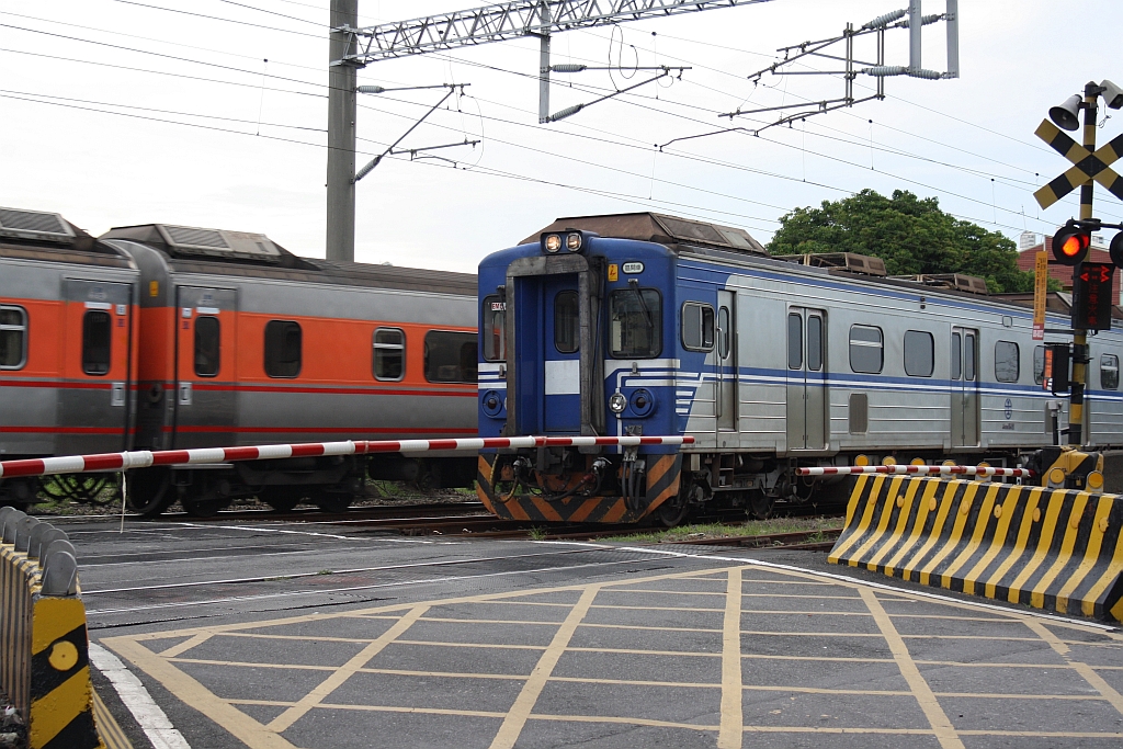 EM548 am 02.Juni 2014 auf der Eisenbahnkreuzung nahe der Ershui Station.