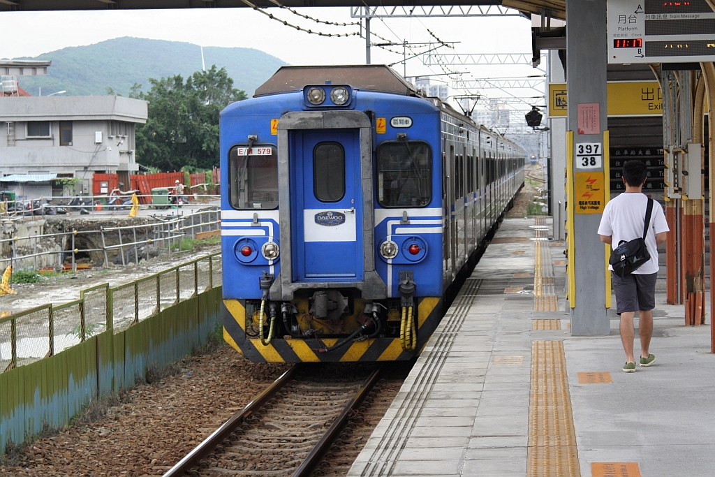 EM579 am 08.Juni 2014 in der Zuoying Station.