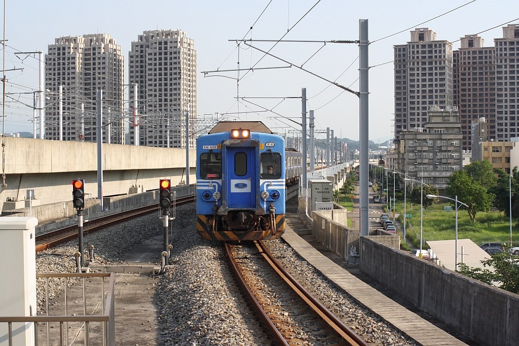 EM608 fährt am 01.Juni 2014 in die Liujia Station.