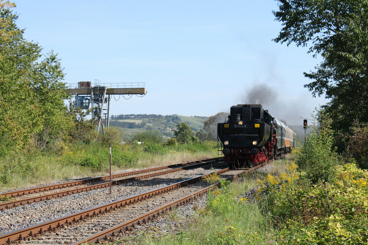EMBB 52 8154-8 mit dem DPE 26785 von Webau nach Karsdorf, am 09.09.2023 in Laucha (Unstrut). Die Sonderfahrt zum Winzerfest Freyburg hat das Eisenbahnmuseum Leipzig organisiert. Die Abstellung des Zuges erolgte in Karsdorf. Durch die Fahrt ab Leipzig ber Zeitz, Profen und ber die Anschlussbahn der MIBRAG nderte sich die Zugnummer in Webau.