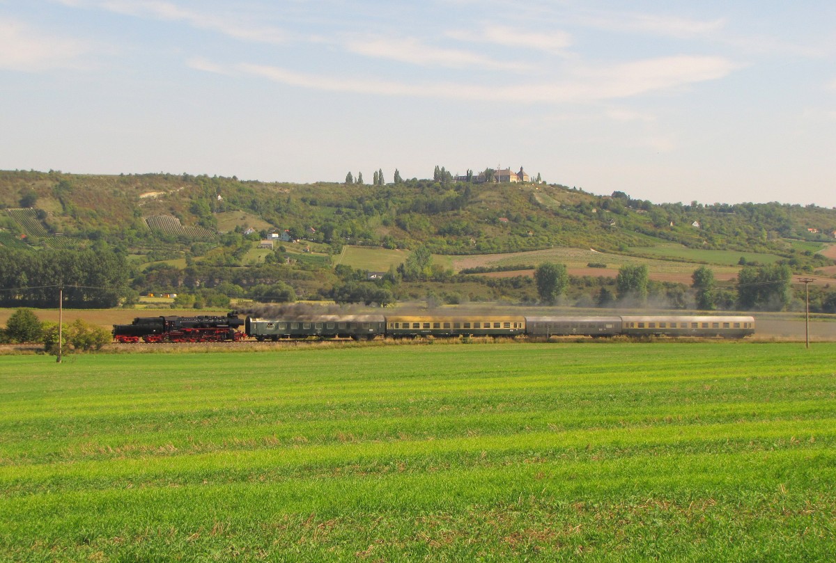 EMBB 52 8154-8 mit dem DLr 79427 von Freyburg zur Abstellung nach Karsdorf, am 12.09.2015 im Unstruttal bei Kirchscheidungen.