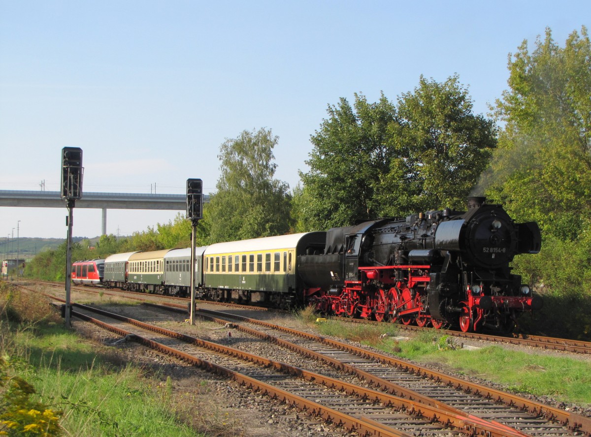 EMBB 52 8154-8 mit dem DLr 79428 nach Freyburg, am 12.09.2015 in der Abstellung in Karsdorf. Der Sonderzug verkehrte von Leipzig-Plagwitz zum Winzerfest in Freyburg und wurde bis zur abendlichen Rückfahrt in Karsdorf abgestellt.