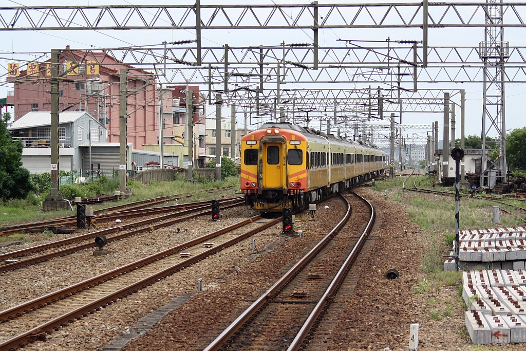 EMC3xx am 02.Juni 2014 bei der Einfahrt in die Miaoli Station.