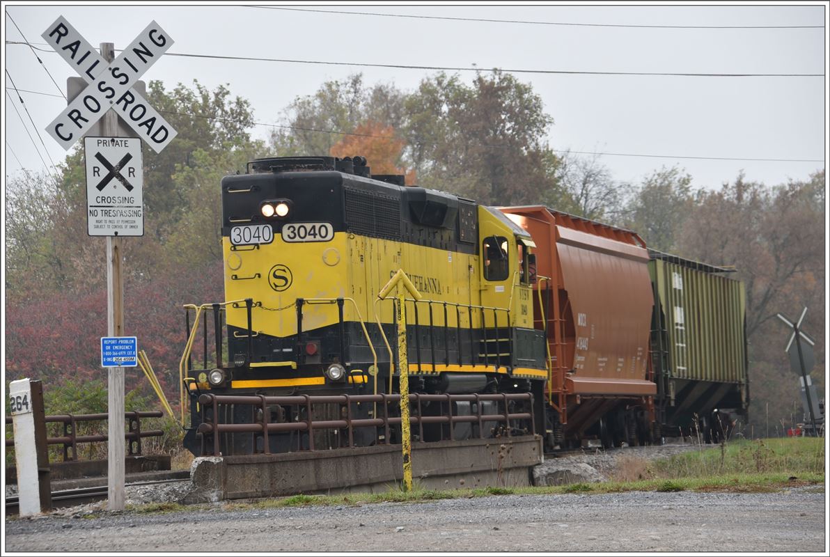 EMD GP-40 3040 der New York, Susquehanna and Western Railway, auch Susie-Q genannt, rangiert auf dem Gelände der Gold Star Feed & Grain Mill in Sangerfield NY. (11.10.2017)