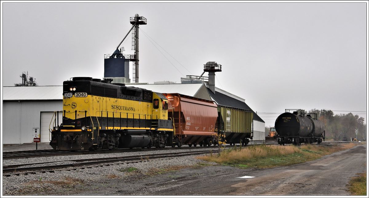 EMD GP-40 3040 der New York, Susquehanna and Western Railway, auch Susie-Q genannt, rangiert auf dem Gelände der Gold Star Feed & Grain Mill in Sangerfield NY. (11.10.2017)