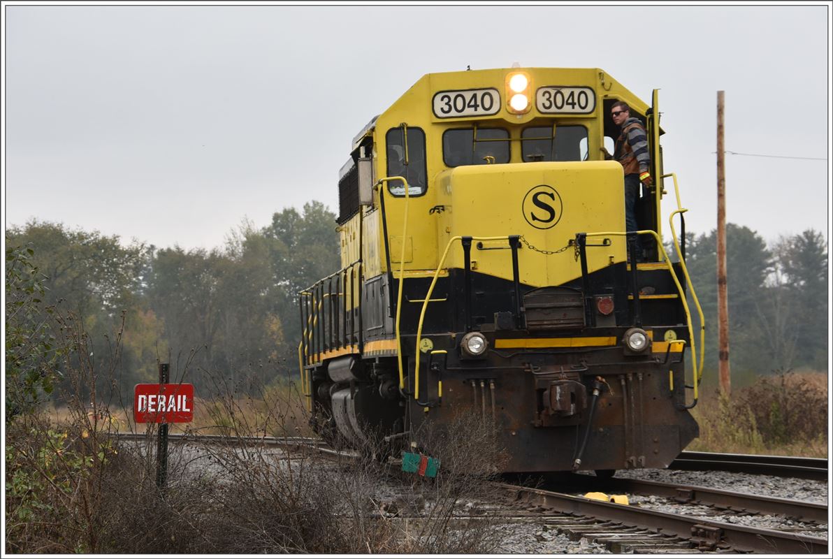 EMD GP-40 3040 der New York, Susquehanna and Western Railway, auch Susie-Q genannt, rangiert auf dem Gelände der Gold Star Feed & Grain Mill in Sangerfield NY. (11.10.2017)