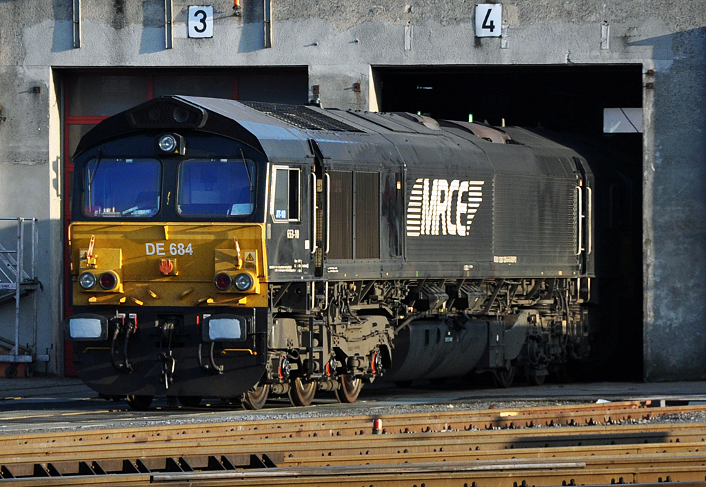 EMD JT 42 CWR (Class 66) vor der HGK-Lokwerkstatt in Brühl-Vochem, HGK Nr. DE684 und MRCE Nr. 683-10 - 13.12.2013