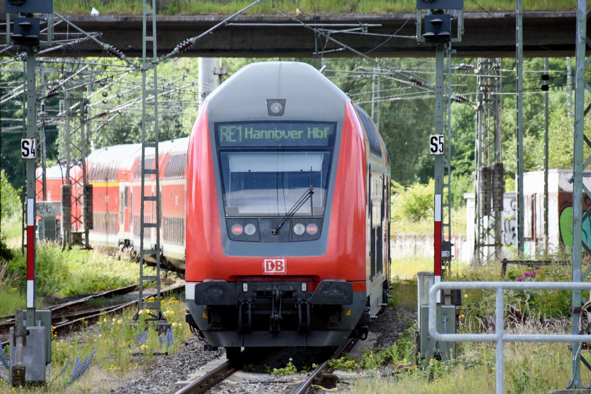 EMDEN, 21.06.2022, RE 1 (Niedersachsen) nach Hannover Hbf bei der Ausfahrt aus dem Bahnhof Emden Hbf