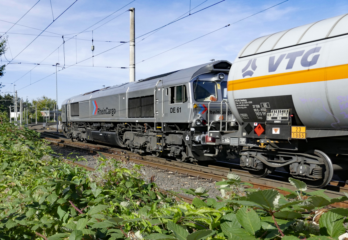 EMDJT42CWR/Class 66, DE61 der RheinCargo mit Kesselwagen in Brühl-Vochem - 20.09.2018