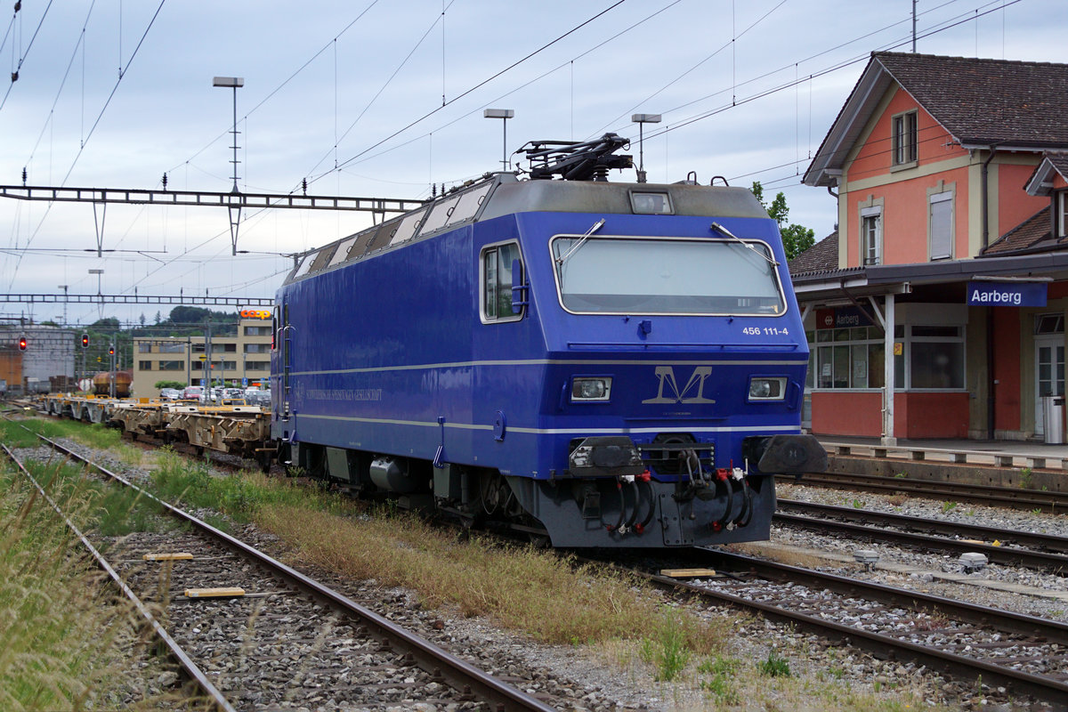 Emeli in Aarberg.
Vom 6. bis zum 8. Juni 2019 war die Re 456 der Müller Gleisbau AG in Aarberg abgestellt. Am 7. Juni 2019 stand sie zwischen Kerzers und Ins für Lärmmessfahrten im Einsatz. Nach zwei Übernachtungen kehrte sie am Samstag nach Rekingen AG zurück.
Fotostandort Bahnübergang, Bildausschnitt Fotoshop.
Foto: Walter Ruetsch