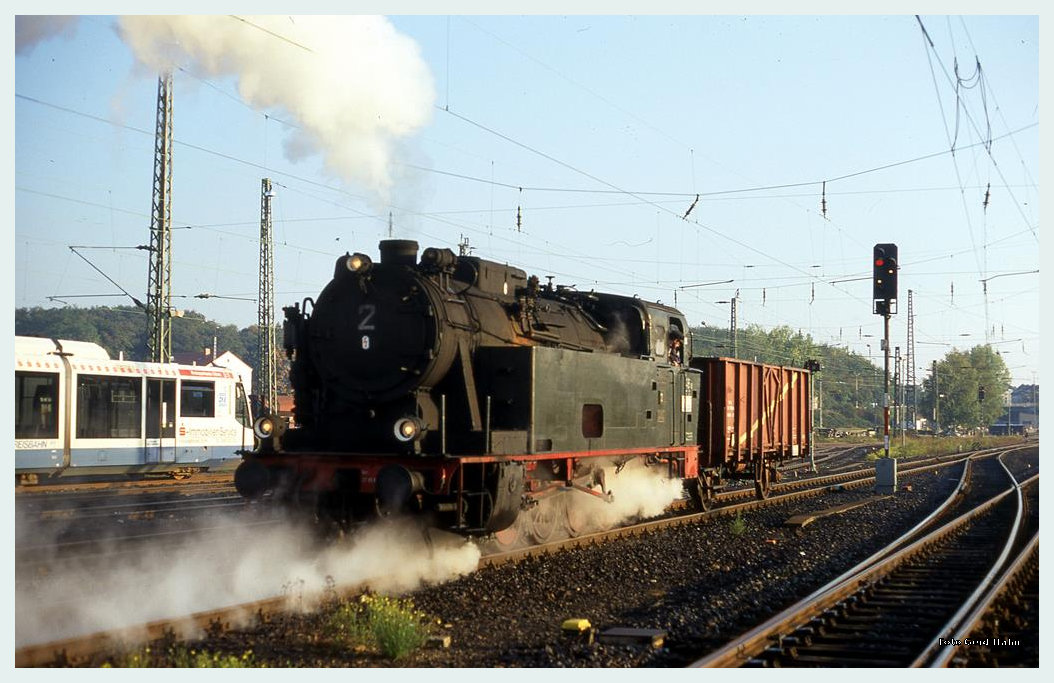 Emil Mayrisch 2 schiebt ihren beigestellten Kohlewagen am 3.10.1996 durch den Bahnhof Düren.